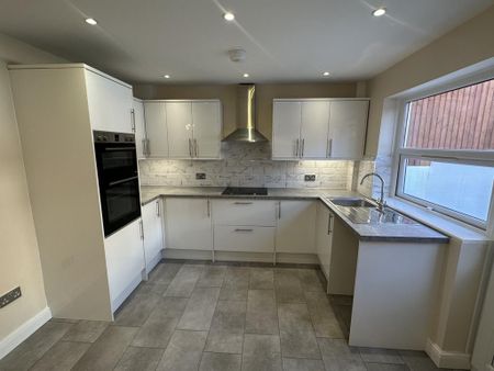 3 bedroom semi-detached house to rent - Photo 5