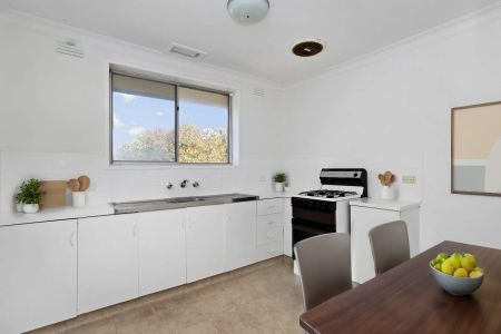 Prime Location - Photo 4