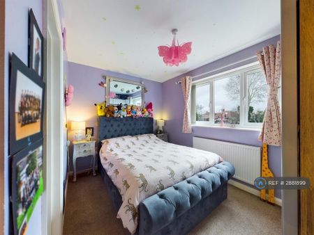 4 bedroom semi-detached house to rent - Photo 5