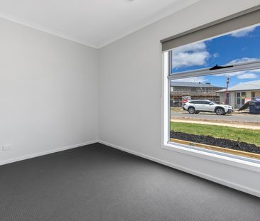 18 Bronwyn Way, Wyndham Vale VIC 3024 - House For Rent | Domain - Photo 2