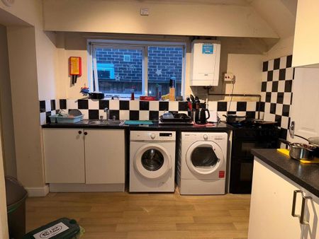 1 bedroom in a house share to rent - Photo 3