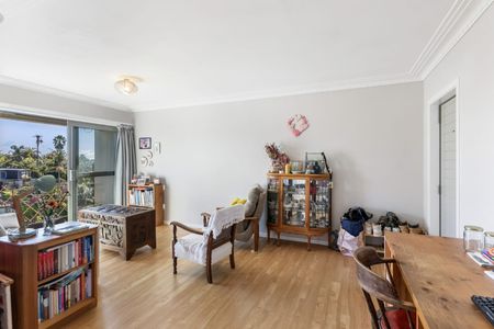 Beautiful Morningside Apartment-Light-Filled Top-Floor One Bedroom Apartment in Prime Location - Photo 2