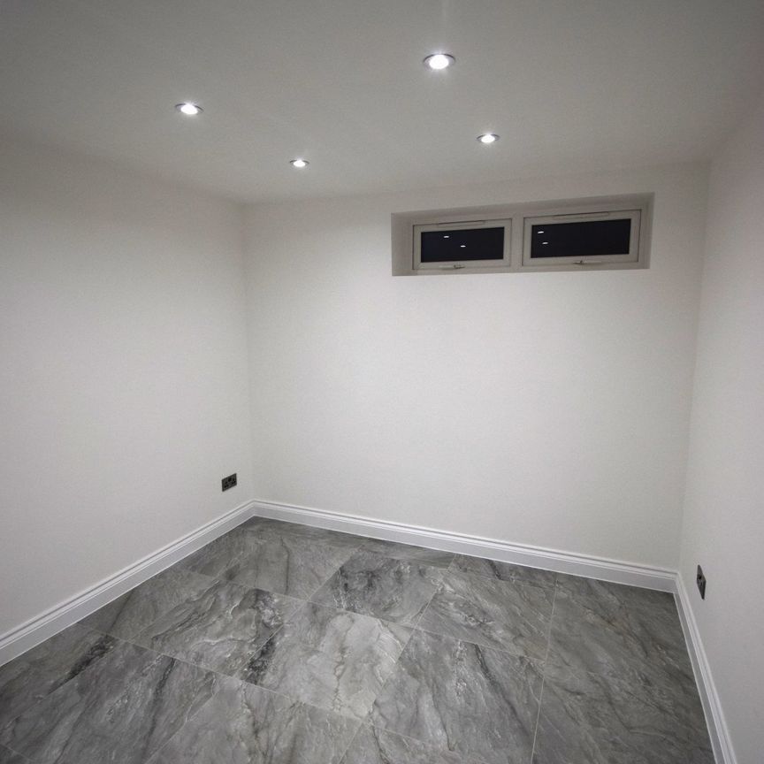 Shared Room to let in a shared flat - for single female only- £850 inclusive bills - Photo 1