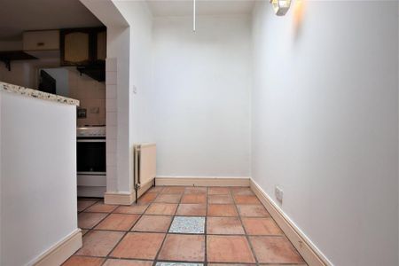 2 bedroom maisonette to rent - Photo 2