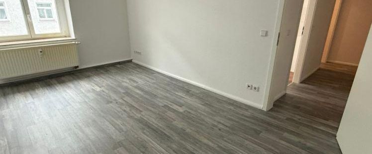 1.OG - modernes Laminat / Bad mit Wanne + Fenster - Photo 1