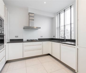 A spacious three double bedroom flat set over two floors with high ... - Photo 6