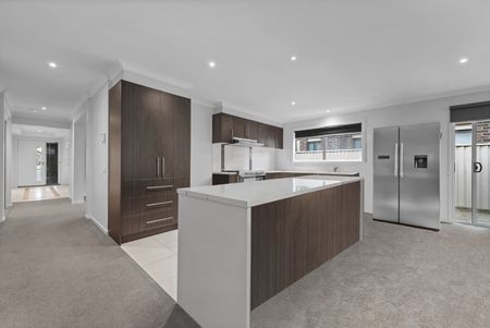 8 Salvia Avenue, Pakenham VIC 3810 - House For Rent | Domain - Photo 3