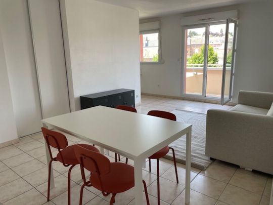 BEAU T2 EN RESIDENCE SECURISEE AVEC BALCON ET PARKING REMICOURT CHAMPS ELYSEES - Photo 1