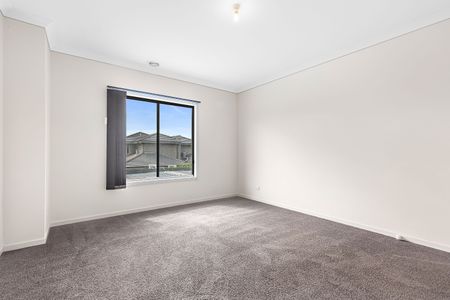 Spacious 4-Bedroom Home in South Morang - Photo 2