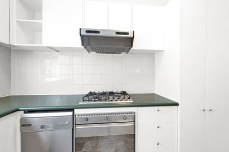 Perfectly positioned - Photo 5