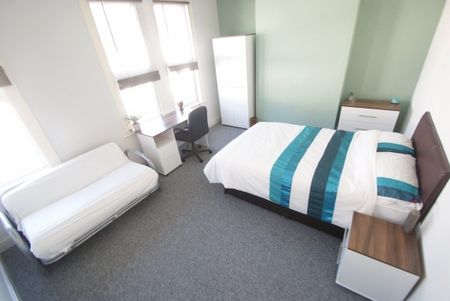 FANTASTIC STUDENT HOUSE SHARE AVAILABLE FOR NEXT ACADEMIC YEAR - Photo 4