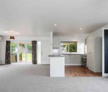 Fully Fenced and Spacious Family Home! - Photo 1