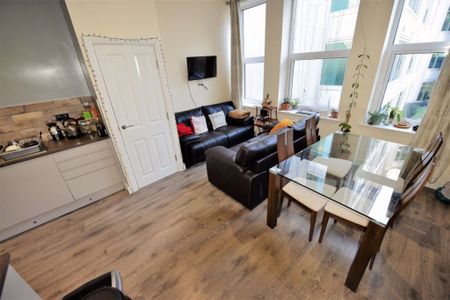 2 bedroom Flat in Aire Street, Leeds - Photo 3