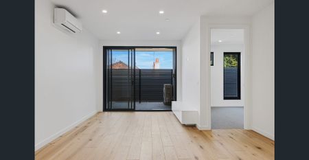 Chique two bedroom apartment - 6 or 12 Month Lease - Photo 4