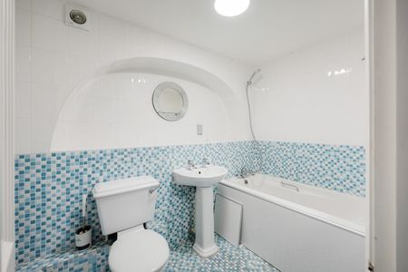 2 Bed Flat - Photo 2