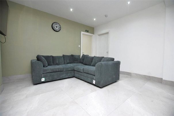 6 bedroom semi-detached house to rent - Photo 1