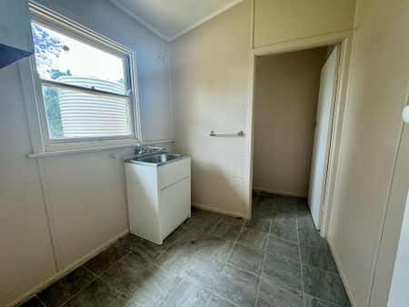 Three bedroom, family home - Photo 3