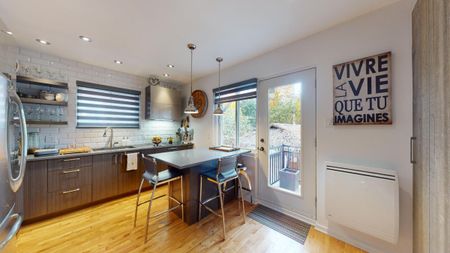 AHUNTSIC-CARTIERVILLE - Maison de 2 chambres (1 chambre + bureau) complètement rénovée avec sous-sol, cour et piscine creusée à louer complètement meublée. Superficie de 1300 pc sur 2 étages. La chambre à coucher est un havre de paix au décor sublime avec lit 'king' et un double garde-robe. Cuisine de chef totalement rénovée. Spacieux espace, concept double ton avec îlot déjeuner, électros haut de gamme en inox.Salle de bain épurée avec céramique pleine hauteur et comptoir de quartz.Spacieuse cour privée avec piscine creusée chauffée (eau salée). Au sous-sol: chaleureuse salle familiale et salle d'eau. Beaucoup d'extras! - Photo 5