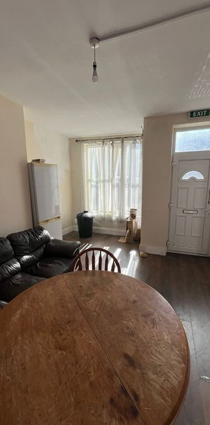 Room in a Shared House, St Hildas Mount, LS9 - Photo 1