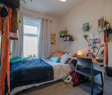 Modern kitchen and large living area - Photo 6