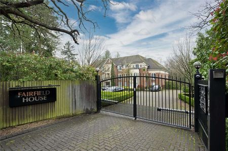 A two bedroom apartment in an exclusive gated development in Sunningdale. - Photo 2