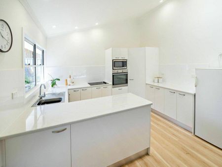 Neat and tidy FOUR bedroom duplex - Photo 4