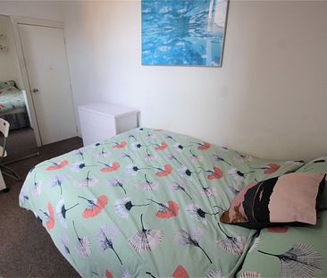 Double Room to rent in House Share- SE8 - Photo 4