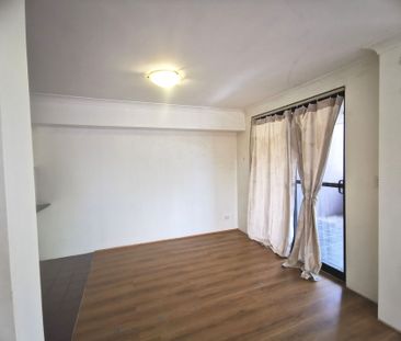 2-Bedroom Apartment with Large Balcony & New Flooring – Prime Rockd... - Photo 1