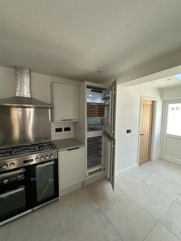 3 bedroom detached house to rent - Photo 5