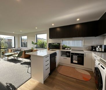 A stylish and sunny townhouse! - Photo 1