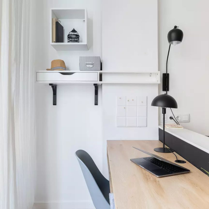 Room in a shared 5-bedroom apartment for rent in La Gran Vía - Photo 1