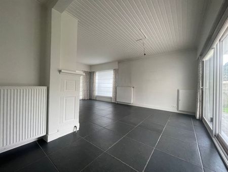 Centraal gelegen woning met 3 slaapkamers en garage - Foto 3