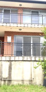 Spacious&comma; Modern Townhouse - Photo 3