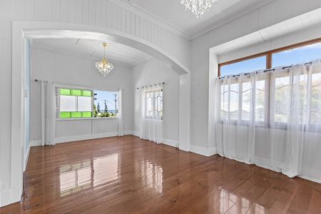 Stunning traditional Queenslander, walk to beach - Photo 4