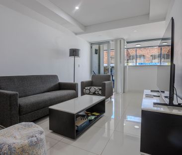 Two-storey apartment with one bedroom and study - Photo 4