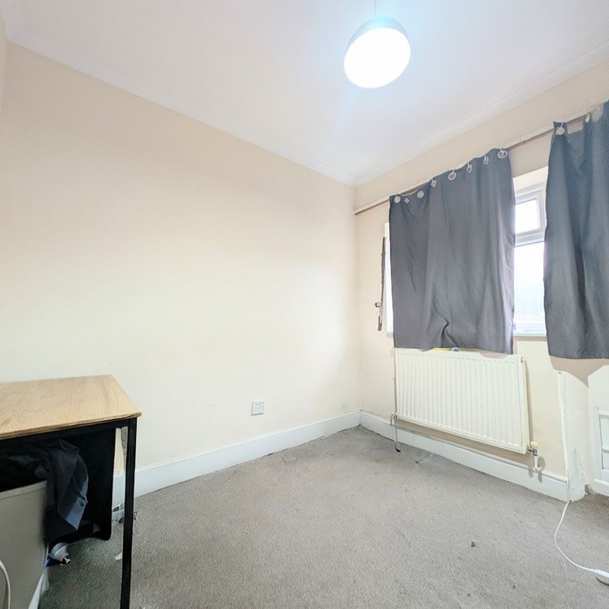 2 Bed Flat, Durnsford Road, SW19 - Photo 1