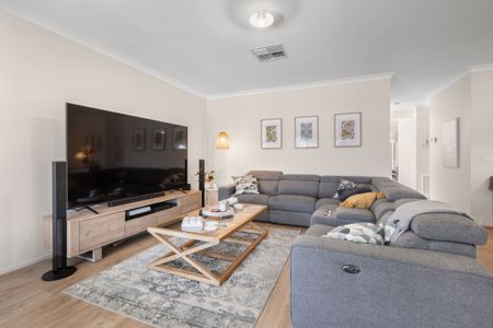 Stylish Family Living in Prime Wollert Location! - Photo 2