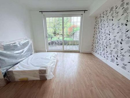 Surbiton, Surrey, KT5 - Photo 2