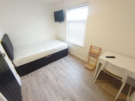 1 bedroom in a house share to rent - Photo 4