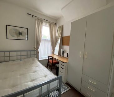 4 bedroom terraced house to rent - Photo 5