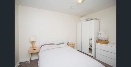 Low-maintenance, lock-and-leave lifestyle! - Photo 3