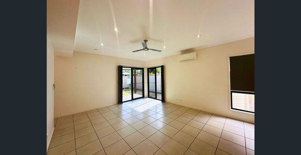 MODERN 3 BED, 2 BATH UNIT FOR RENT! CLOSE TO GOLF COURSE AND TOWN CENTRE! - Photo 1