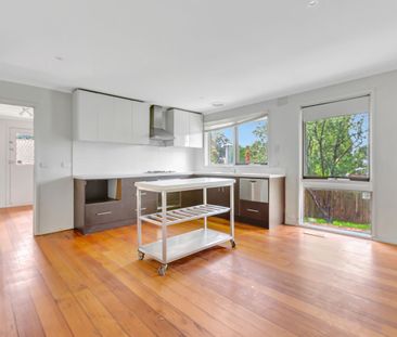 Charming 3-Bedroom Home with Pool in a Prime Wantirna Location - Photo 6