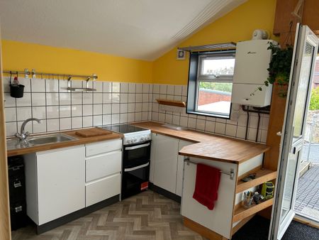 2 Bed Flat, Sandy Park Road, BS4 - Photo 3