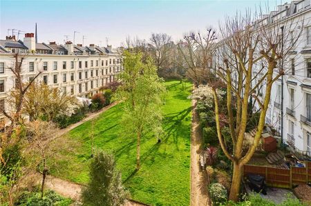 SHORT LET - One bedroom apartment set only 100 meters from Little Venice Canal in a period white stucco building - Photo 3