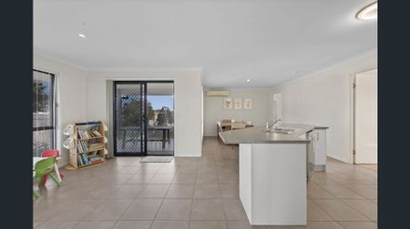 Spacious 4-Bedroom, 2-Living Gem with Solar - Photo 2