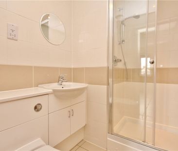 Sidney Road, Staines-upon-Thames, Surrey, TW18 4LX - Photo 6