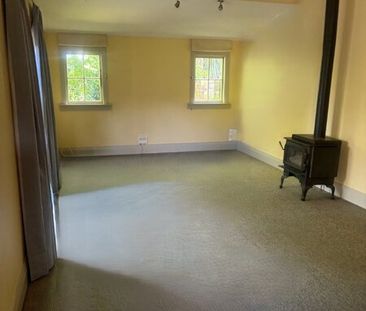 Five bedrooms, large living space with 3 heat pumps. Student property - Photo 3