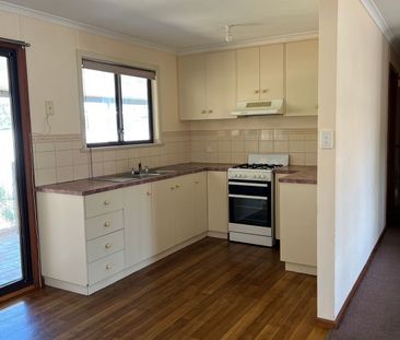 Comfortable 4 Bed 2 Bathroom Home - Photo 4