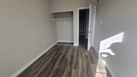 Three bedroom townhouse Bowmanville - Photo 5